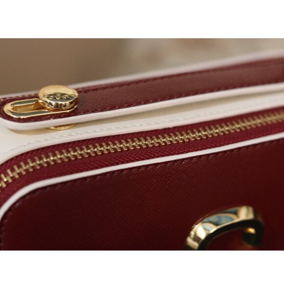 Marc Jacobs The Sure Shot Bag – Chic, Compact, and Versatile! - Picture 8 of 11